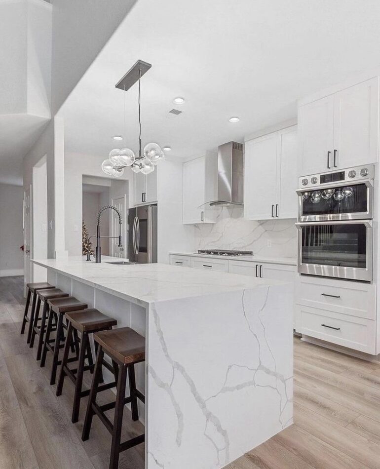 Modern kitchen remodel in Tampa by Craftline Remodeling